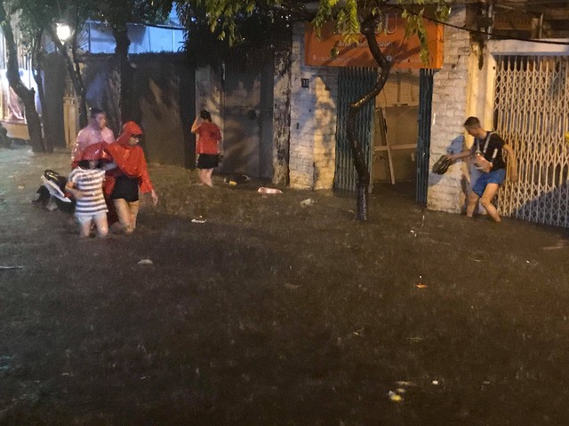 Đường phố Hà Nội 'hóa sông' trong cơn mưa đầu mùa ảnh 9
