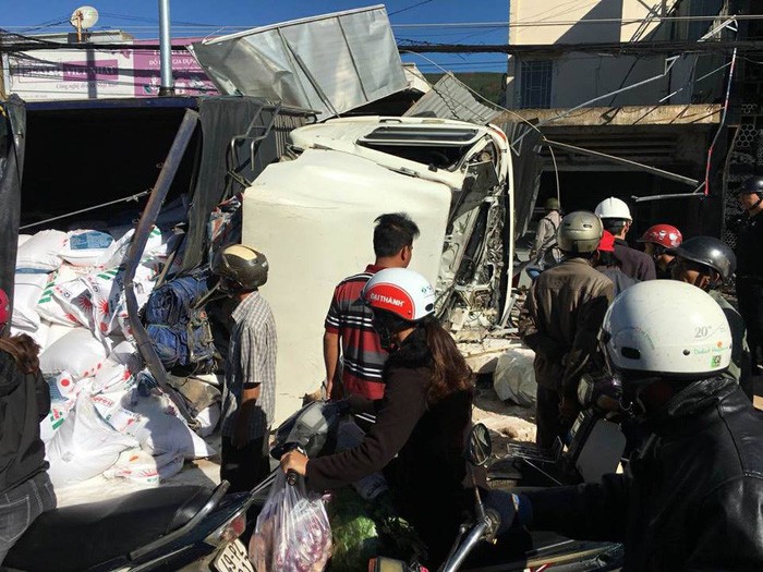 Lâm Đồng: Xe chở phân bón gây tai nạn liên hoàn khiến 5 người tử vong ảnh 1