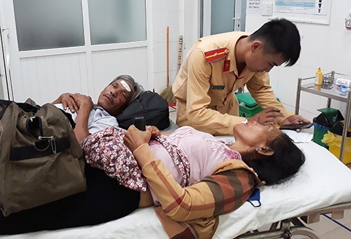 Ninh Thuận: Xe khách đâm vào xe containe khiến 12 người bị thương ảnh 1