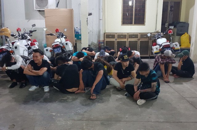 Đột kích quán bar lúc rạng sáng, phát hiện nhiều hung khí nguy hiểm ảnh 2