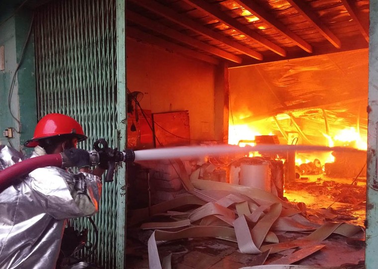 130 người dập tắt hỏa hoạn tại công ty sản xuất khăn lạnh ảnh 3