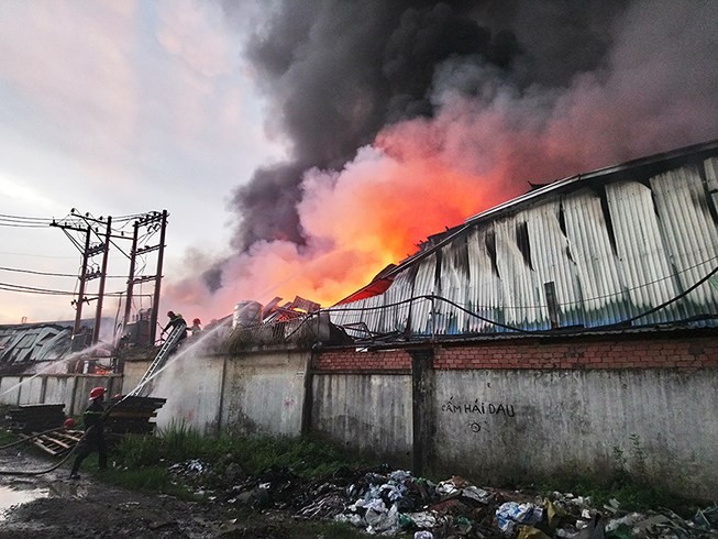 130 người dập tắt hỏa hoạn tại công ty sản xuất khăn lạnh ảnh 1