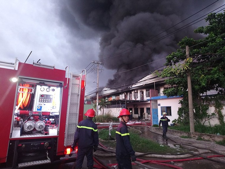 130 người dập tắt hỏa hoạn tại công ty sản xuất khăn lạnh ảnh 2