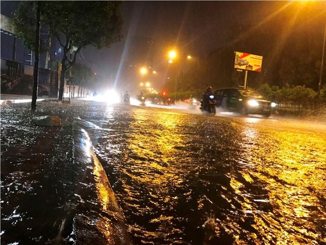 Người dân TP HCM lội nước sau cơn mưa lớn ảnh 3