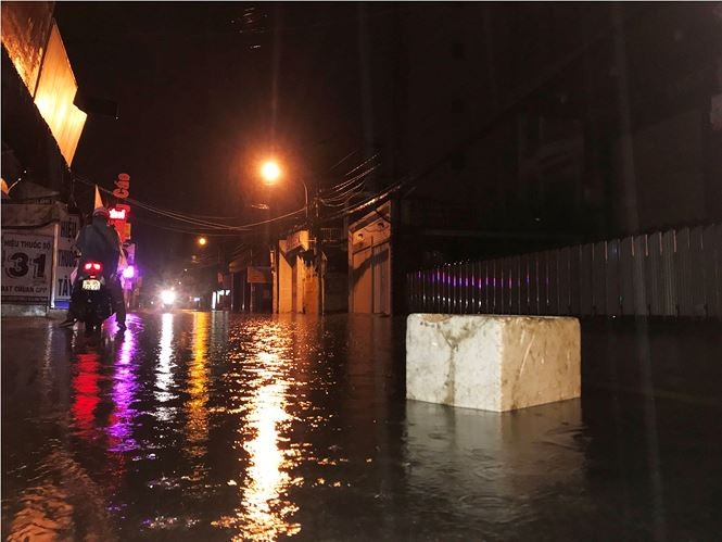 Người dân TP HCM lội nước sau cơn mưa lớn ảnh 5