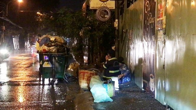 Người dân TP HCM lội nước sau cơn mưa lớn ảnh 7