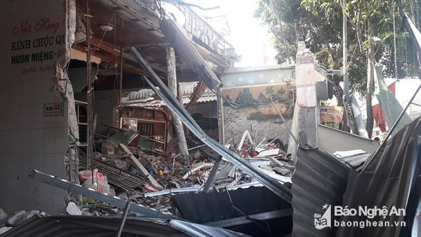 Nghệ An: Xe tải tông sập liên tiếp 3 nhà dân trong đêm ảnh 2