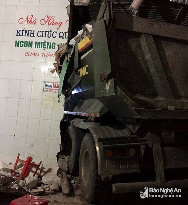 Nghệ An: Xe tải tông sập liên tiếp 3 nhà dân trong đêm ảnh 1