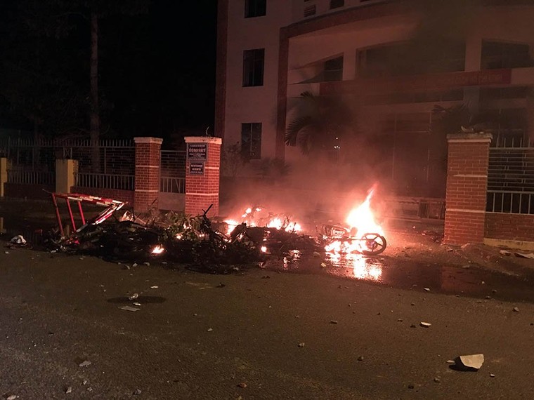 Đám đông quá khích đập phá trụ sở UBND tỉnh Bình Thuận ảnh 3