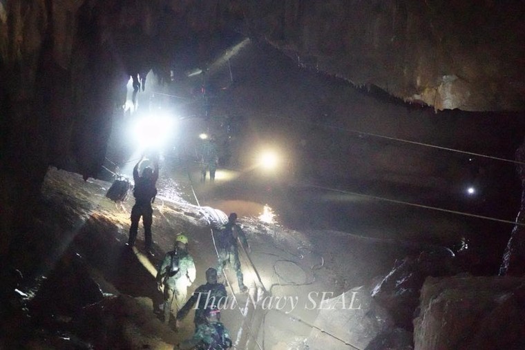 [ẢNH]: Đặc nhiệm SEAL làm việc cật lực trong hang Tham Luang ảnh 7