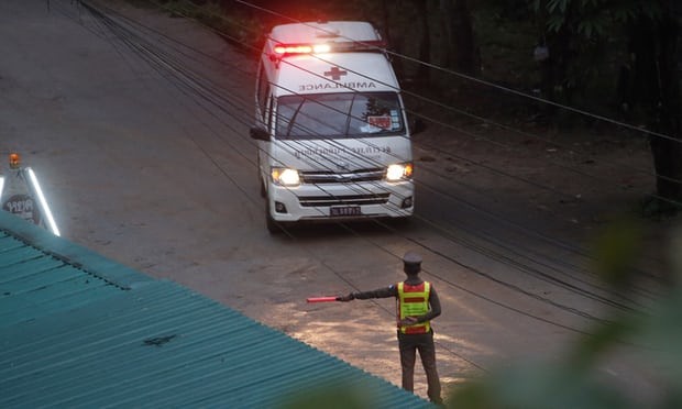 Ba cầu thủ đầu tiên ra khỏi hang Tham Luang ảnh 1