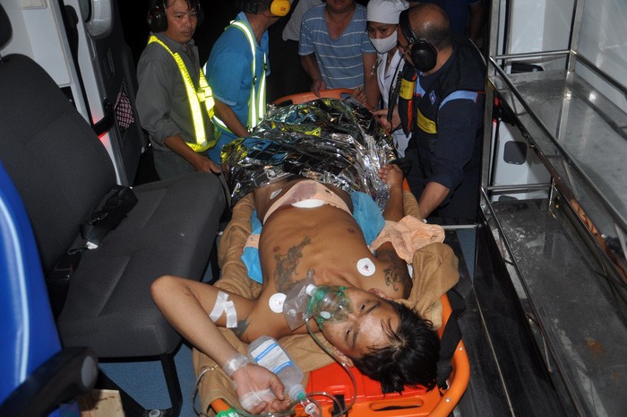 Dùng trực thăng đưa ngư dân gặp nạn ngoài khơi vào bờ ảnh 1