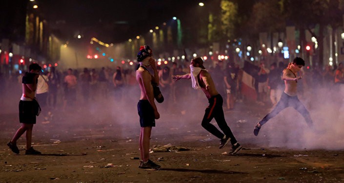 Pháp: Hai người thiệt mạng khi đổ ra đường ăn mừng chức vô địch World Cup ảnh 1