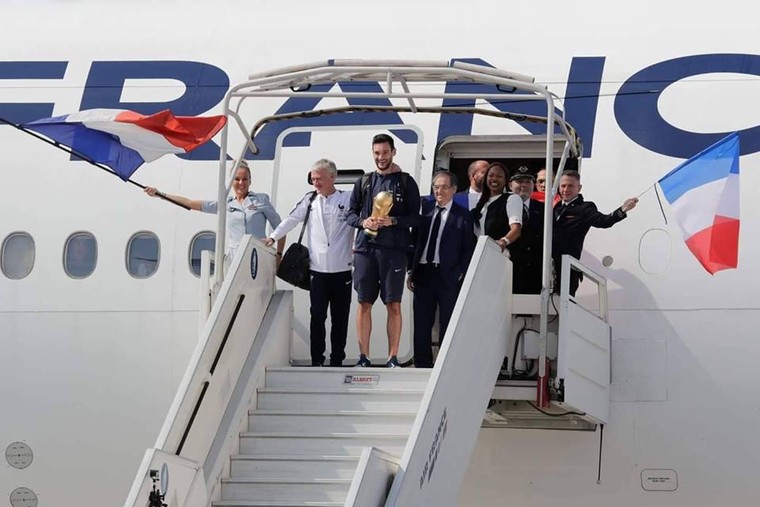 [ẢNH]: Les Bleus rước cúp vàng về Khải Hoàn Môn ảnh 3