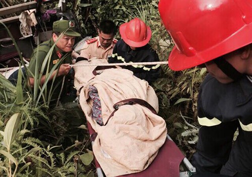 Ba nạn nhân vụ xe khách lao xuống vực phải chuyển viện ảnh 3