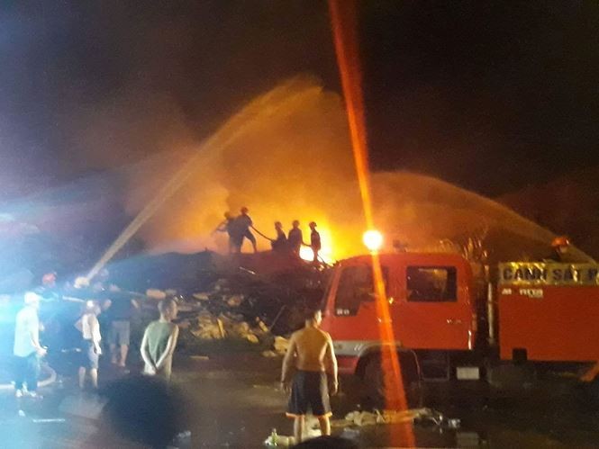 Hưng Yên: Hỏa hoạn tại nhà máy nhựa lan sang chợ Gạo ảnh 2