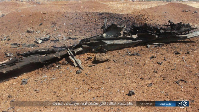 Tổ chức khủng bố IS công bố hình ảnh xác máy bay Su-22 của Syria ảnh 2