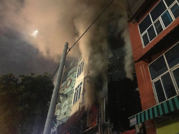 Hà Nội: Quán karaoke 5 tầng bốc hỏa trong đêm ảnh 1