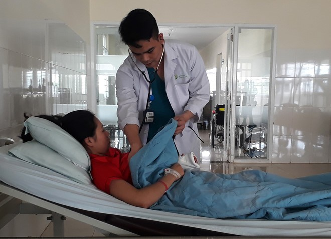 Đôi nam nữ dùng dao cướp tiệm quần áo ra đầu thú ảnh 1