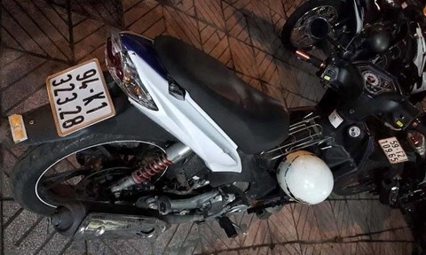 Bị truy đuổi, hai tên cướp ném gạch đá, ghế nhựa vào cảnh sát hình sự ảnh 1