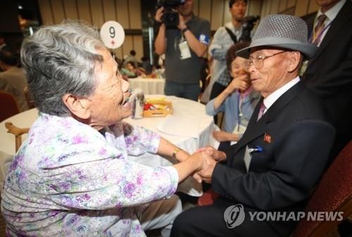 Người dân hai miền Triều Tiên mừng tủi ngày hội ngộ ảnh 2