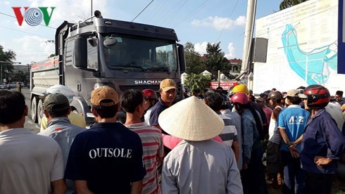 Xe ben đâm liên tiếp 2 xe máy, húc đổ trụ đèn khiến 2 người tử vong ảnh 1