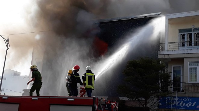 Đà Nẵng: Huy động 50 người tiếp tục khống chế đám cháy trong quán bar ảnh 1