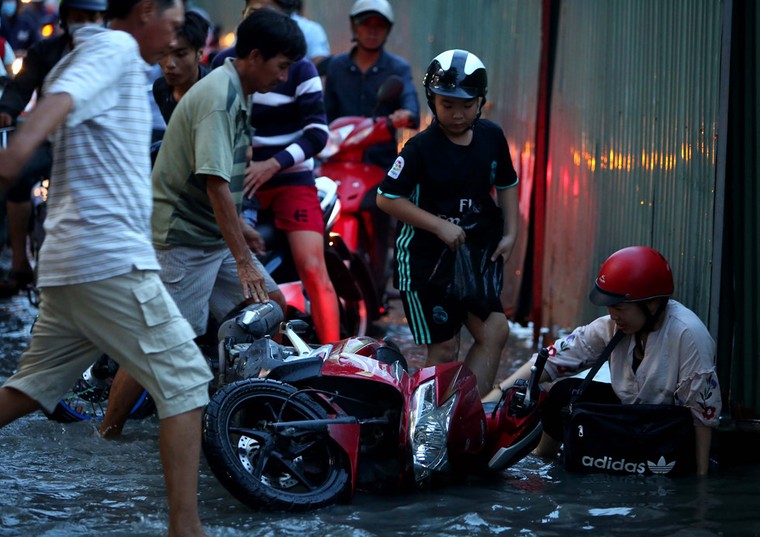 Người dân TP HCM khổ sở trên đường về nhà do triều cường dâng cao ảnh 6