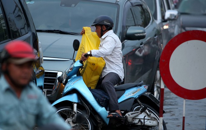 Người dân TP HCM khổ sở trên đường về nhà do triều cường dâng cao ảnh 2