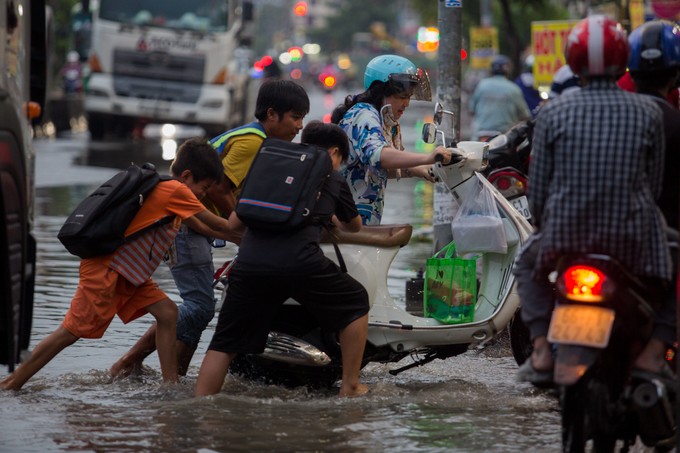 Người dân TP HCM khổ sở trên đường về nhà do triều cường dâng cao ảnh 5