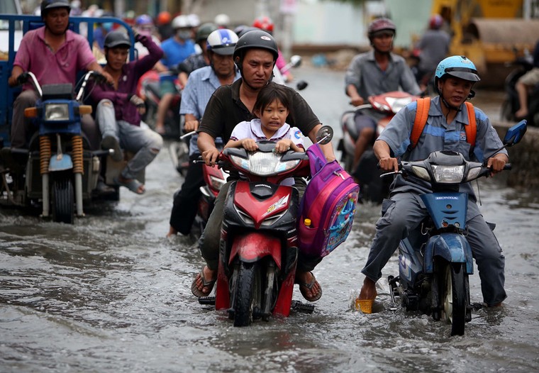 Người dân TP HCM khổ sở trên đường về nhà do triều cường dâng cao ảnh 3