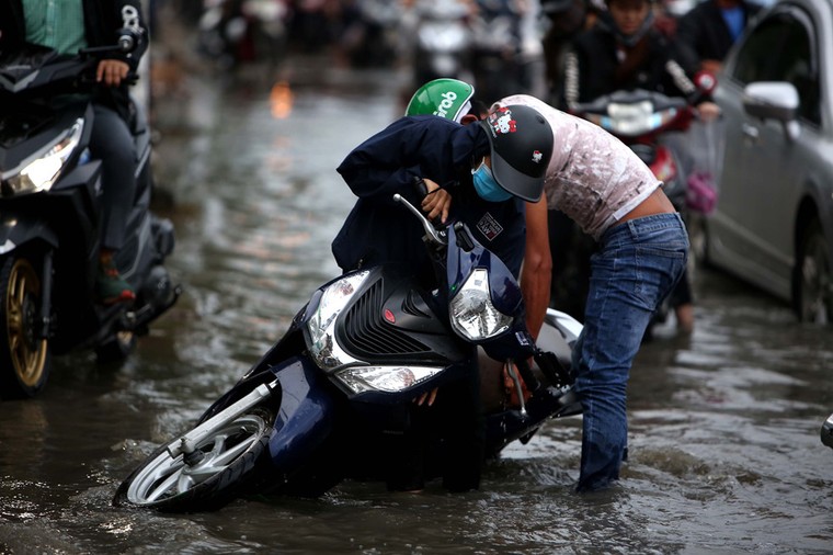 Người dân TP HCM khổ sở trên đường về nhà do triều cường dâng cao ảnh 4