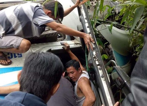 Người dân giải cứu tài xế container đâm vào vách núi đèo Bảo Lộc ảnh 1