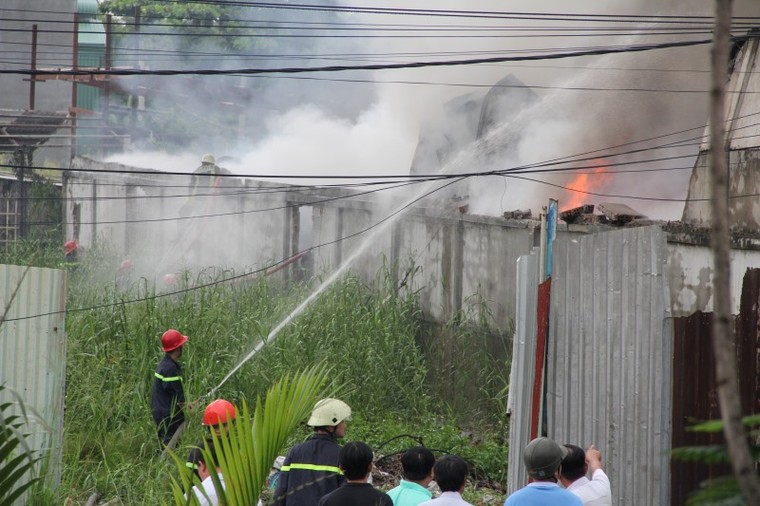 Cháy lớn tại xưởng sản xuất chổi, cả khu dân cư hoảng loạn ảnh 1