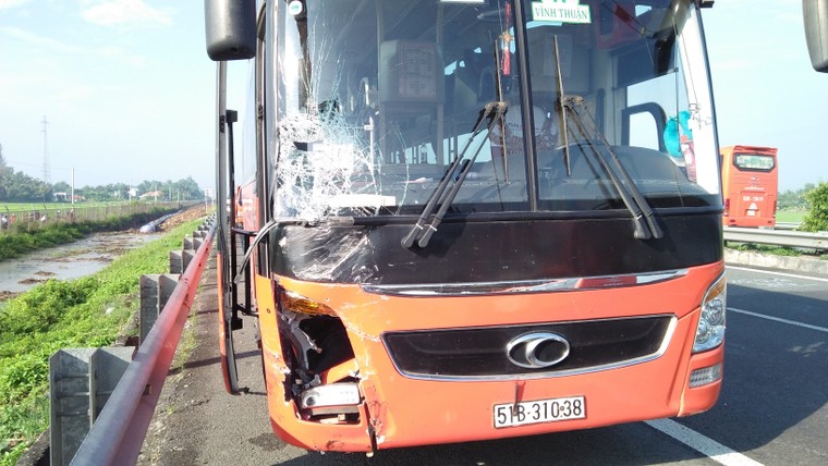 Xe con lật ngửa sau va chạm, người dân giải cứu nạn nhân mắc kẹt bên trong ảnh 1