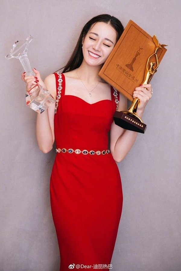 Địch Lệ Nhiệt Ba gây tranh cãi nhất lịch sử lễ trao giải Kim Ưng ảnh 1