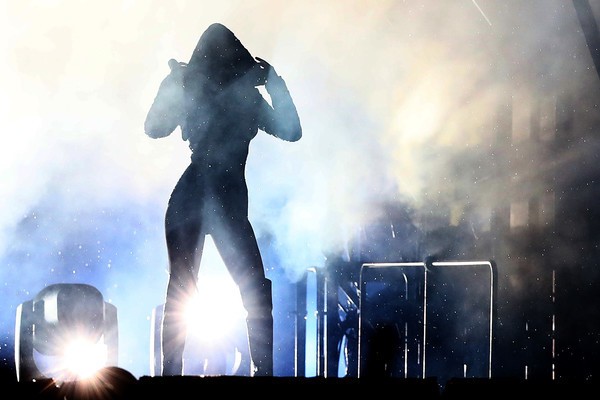 Taylor Swift biểu diễn bất chấp trời mưa lớn ảnh 3