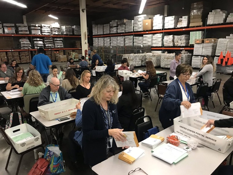 Người dân Mỹ xếp hàng bầu cử từ sáng sớm ảnh 3