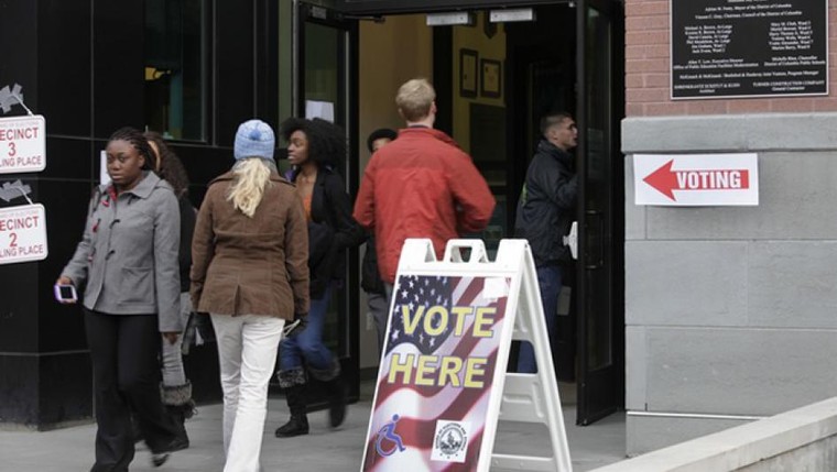 Người dân Mỹ xếp hàng bầu cử từ sáng sớm ảnh 8