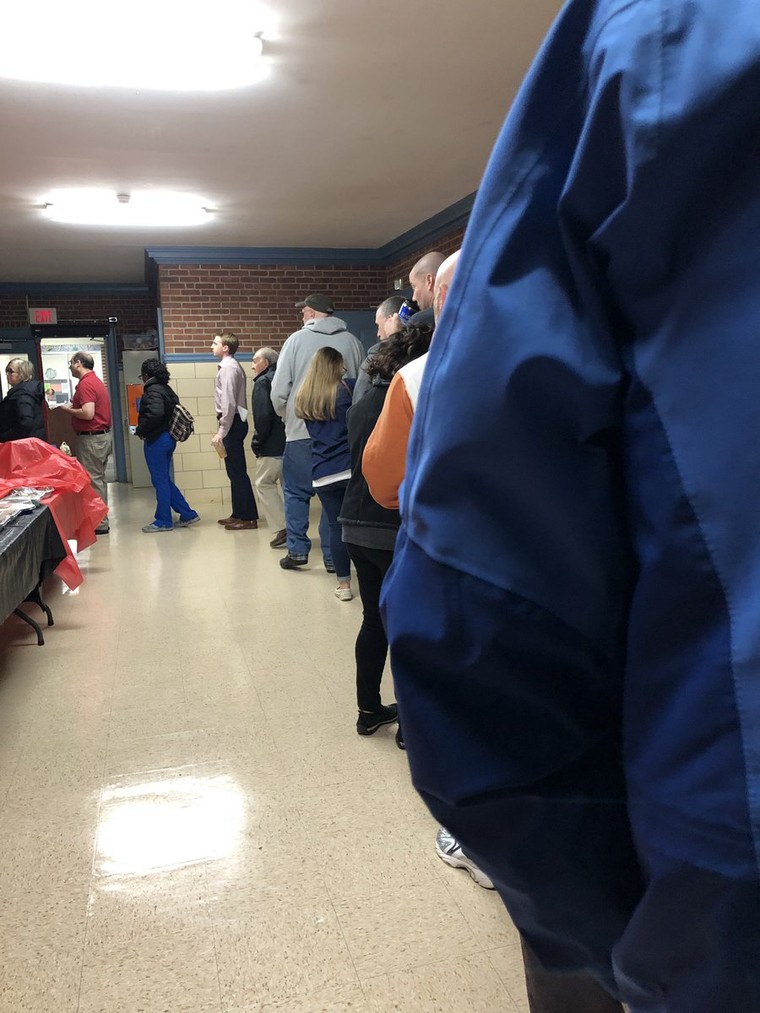 Người dân Mỹ xếp hàng bầu cử từ sáng sớm ảnh 9