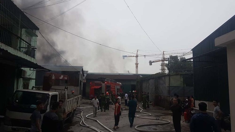 Lửa thiêu trụi nhiều kho hàng lớn sau Bến xe Nước ngầm ảnh 1