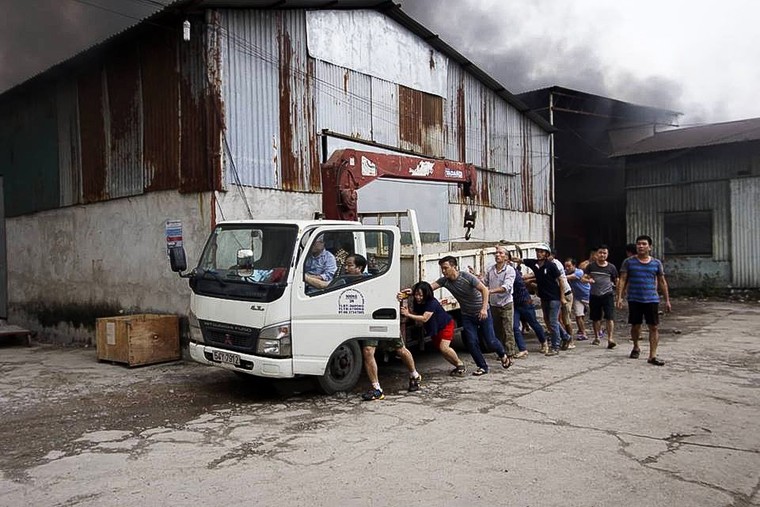 Lửa thiêu trụi nhiều kho hàng lớn sau Bến xe Nước ngầm ảnh 2