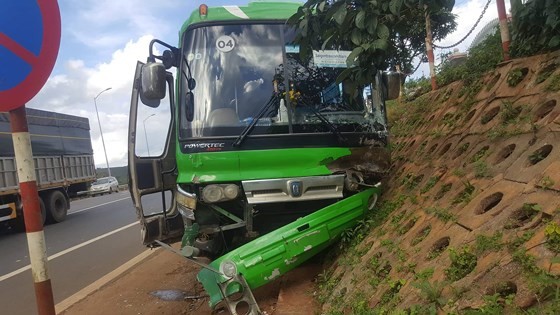 Lâm Đồng: Xe khách tông bẹp đuôi xe con tại trạm BOT Liên Đầm ảnh 1