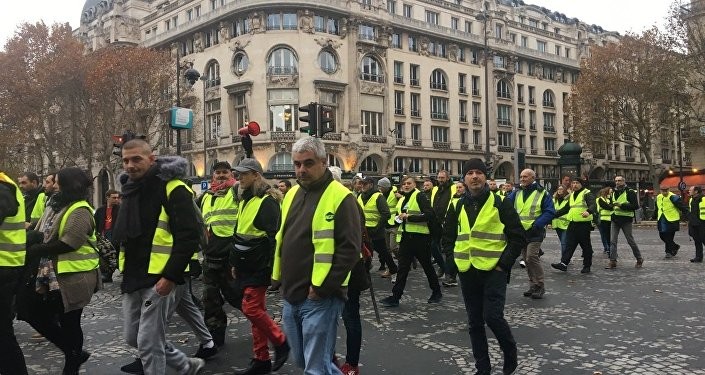 Cảnh sát Pháp phải sử dụng hơi ga và vòi rồng để trấn áp người biểu tình ảnh 5