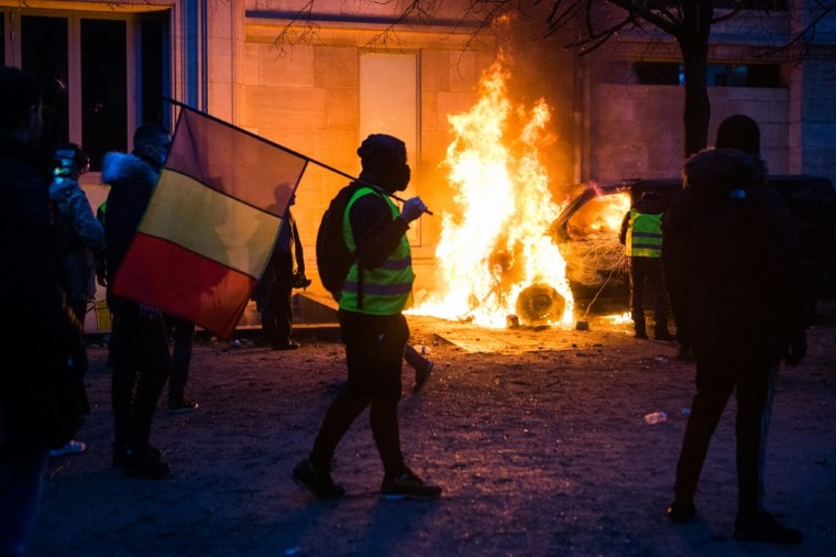 Người biểu tình cướp súng cảnh sát, đường phố Paris trở thành chiến trường ảnh 3