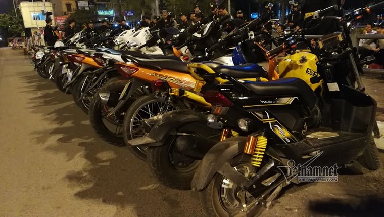 Hàng trăm cảnh sát bao vây nhóm thanh niên tụ tập trà đá giữa ngã tư Hà Nội ảnh 1