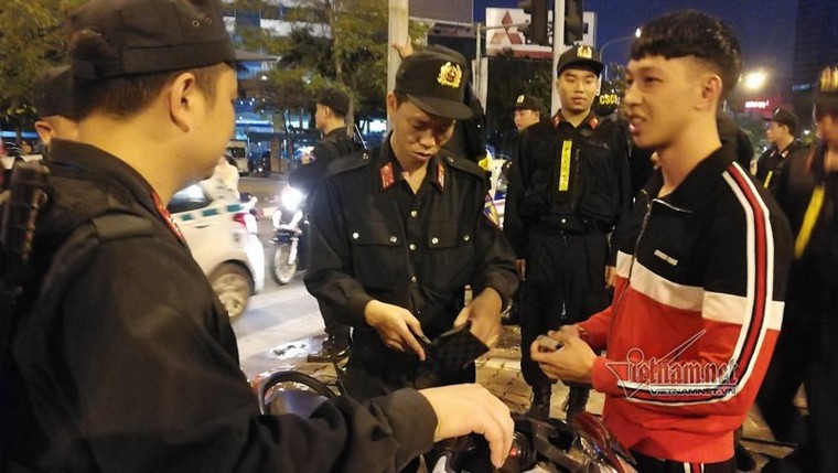Hàng trăm cảnh sát bao vây nhóm thanh niên tụ tập trà đá giữa ngã tư Hà Nội ảnh 2