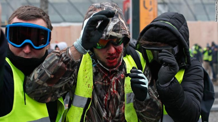 Tổng thống Pháp gặp mặt giới công đoàn và quan chức ảnh 2