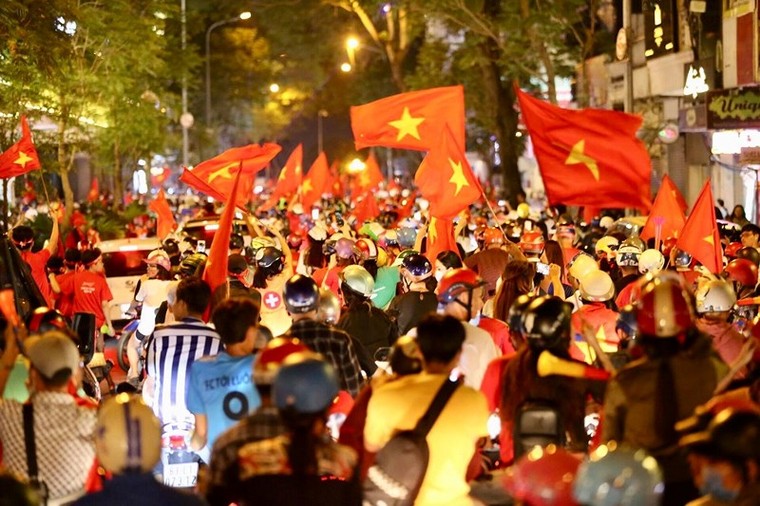 Chùm ảnh: Người dân phấn khích đổ ra đường ăn mừng sau trận hòa của đội tuyển Việt Nam ảnh 2