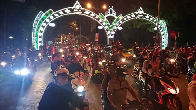 Chùm ảnh: Người dân phấn khích đổ ra đường ăn mừng sau trận hòa của đội tuyển Việt Nam ảnh 8